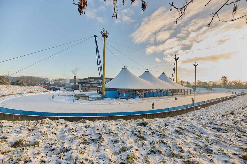 Außenansicht Grefrather EisSport & EventPark im Schnee
