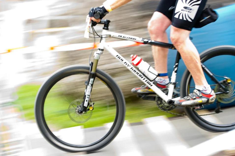 Ausschnitt Mann auf Fahrrad