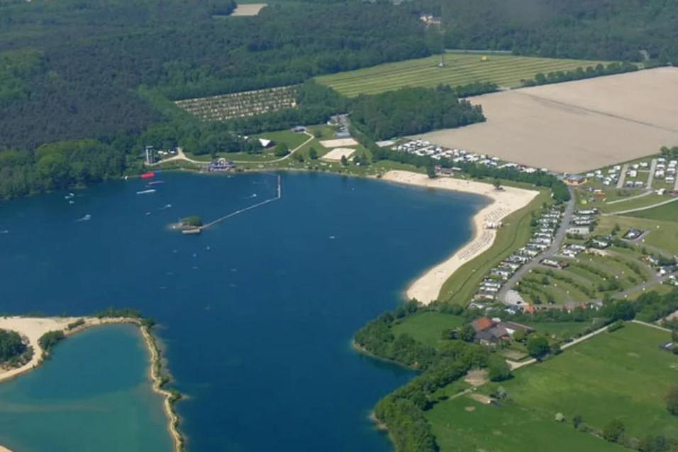 Blaue Lagune (Wasser mit Strand) aus der Vogelperspektive