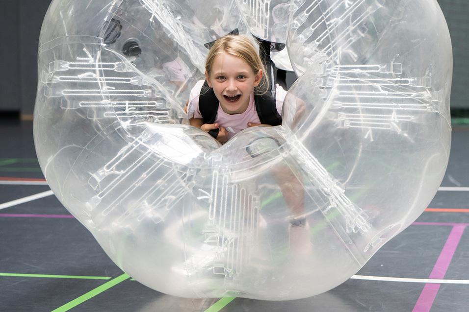 Mädchen in Bubble Ball