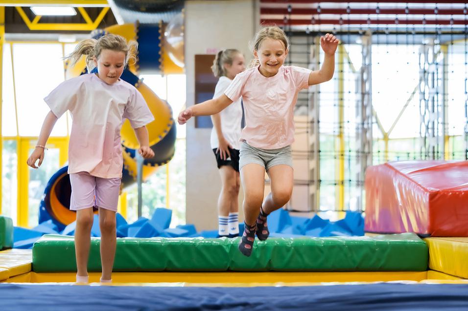 FlipHop: Du gegen die Wildnis Kinder hüpfen im FlipHop nebeneinander