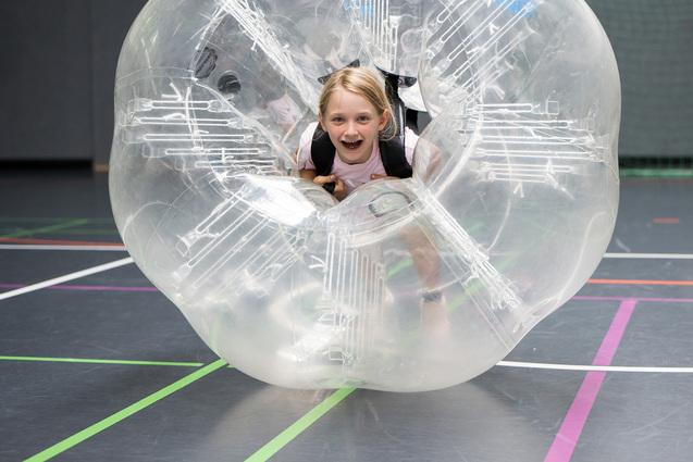 Mädchen in Bubble Ball