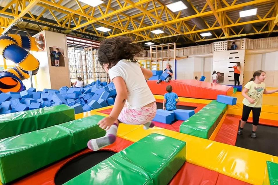 Mädchen hüpft auf Trampolinen im FlipHop