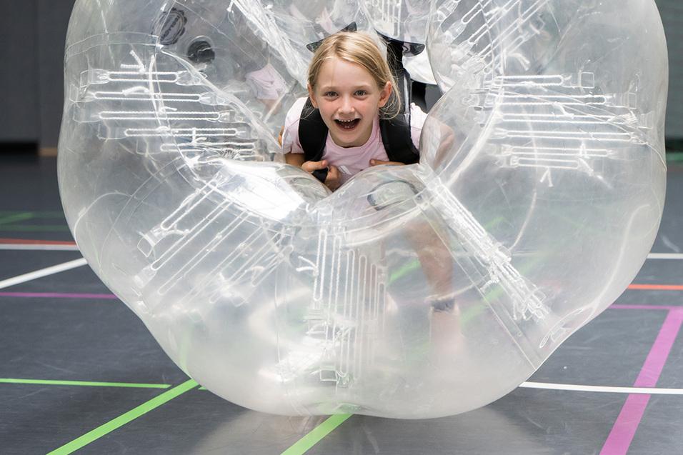 Mädchen in Bubble Ball