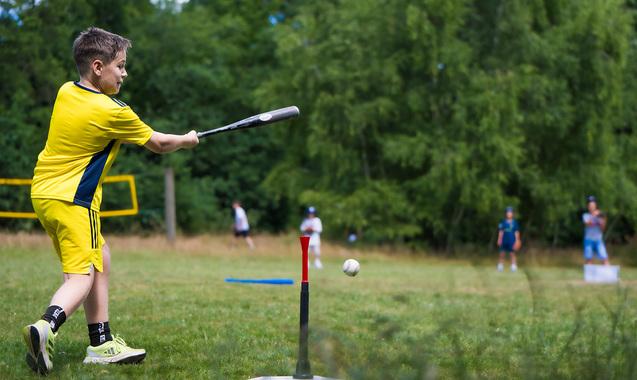 Baseball Schläger Junge schlägt Baseball