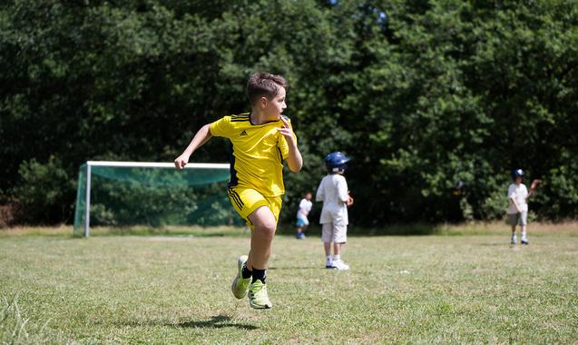 Baseball Läufer Junge läuft nach Baseball Schlag zur Base