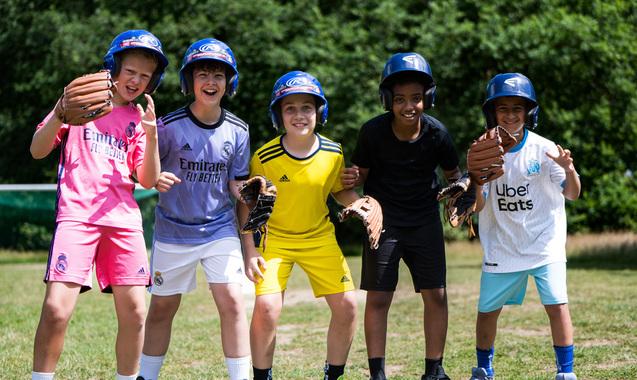 Baseball Jungen in Baseball Dress-Gruppenbild