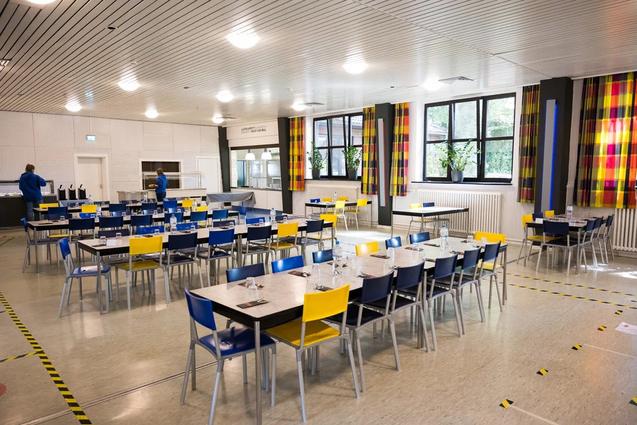 Tische und Stühle im Verpflegungssaal