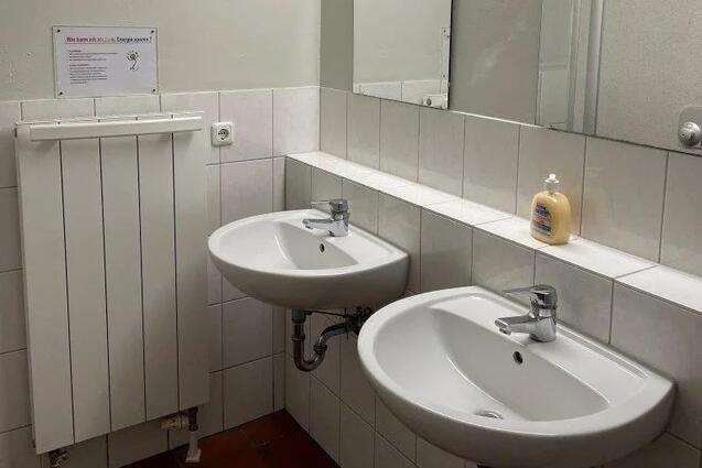 2 Waschbecken nebeneinander im Bad des Gästehauses