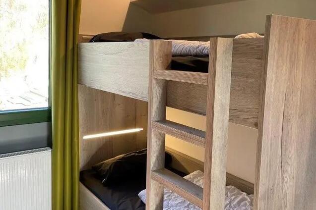 Etagenbett mit Treppe im Gästehaus