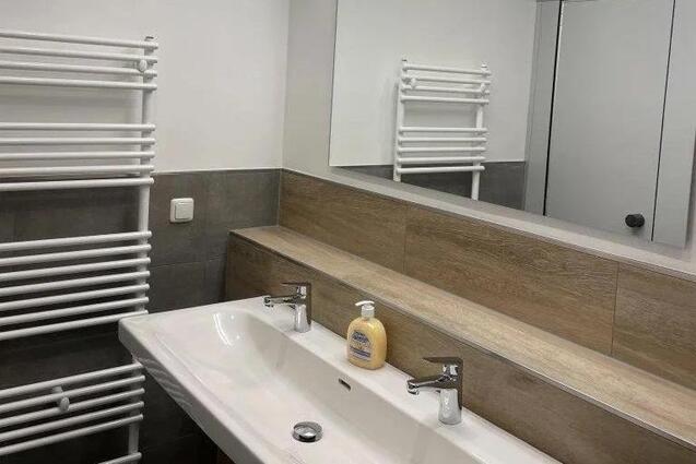 Doppel-Waschbecken, Handtuchalter und Spiegel