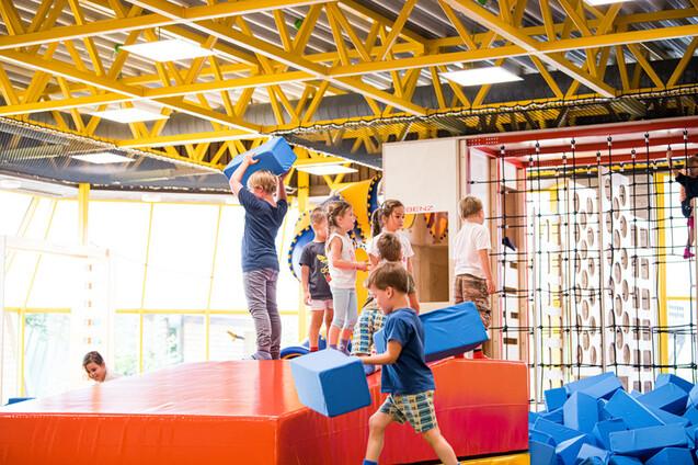 Viele Kinder spielen im FlipHop