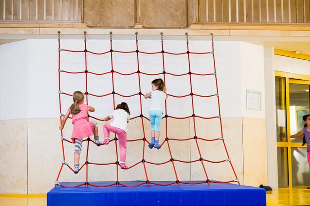 3 Mädchen an der Kletterwand im FlipHop