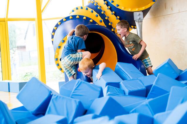 2 Jungen an Rutsch im FlipHop