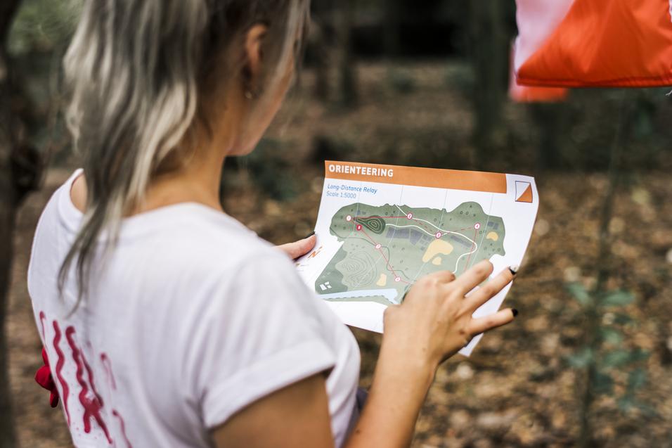Mädchen erkundet Schatzkarte im Wald