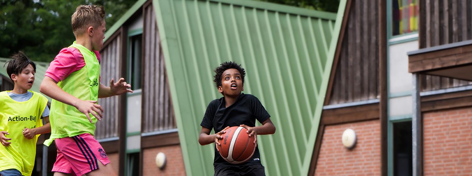 Kind spielt Basketball