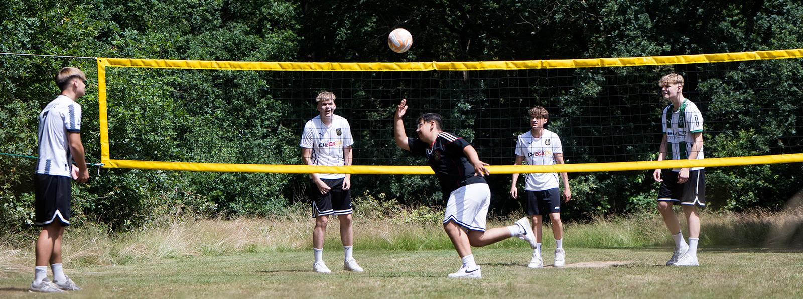 Jungen spielen Volleyball outdoor