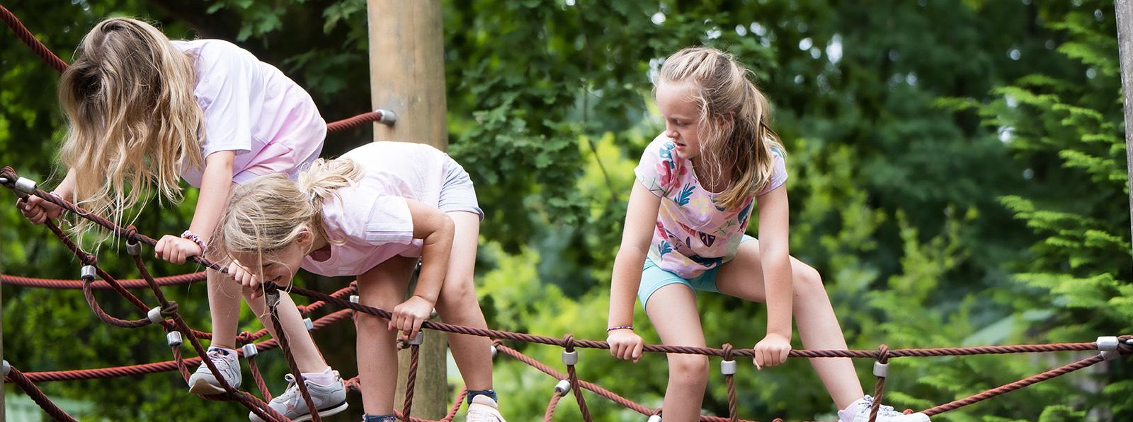 Mädchen spielen auf Klettergerüst