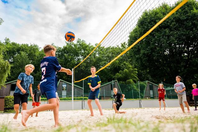 Kinder spielen Beachvolleyball