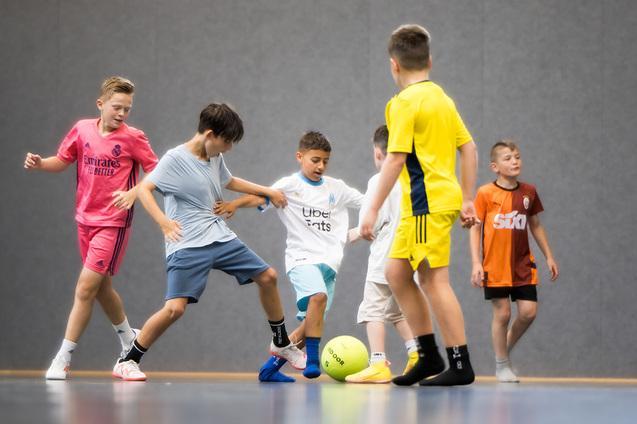Kinder spielen in der Halle Fußball 2. Variante