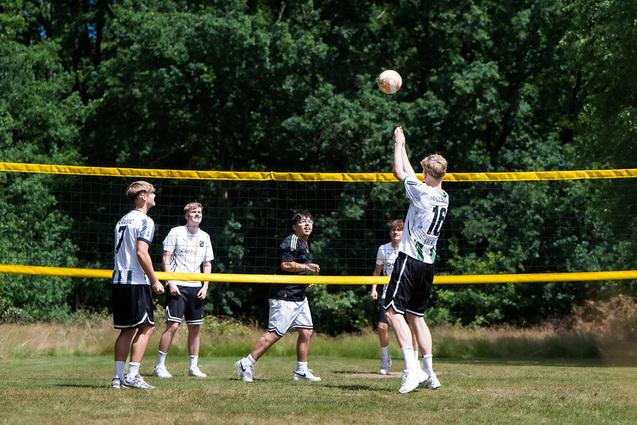 angrenzendes Volleyballfeld 5 Jugendliche spielen Volleyball outdoor