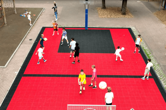 Basketballfeld mit spielenden Kindern aus Vogelperspektive
