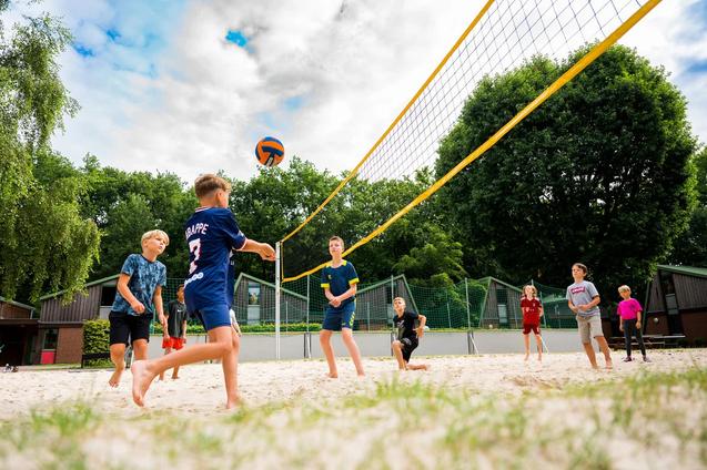 Kinder spielen Beachvolleyball