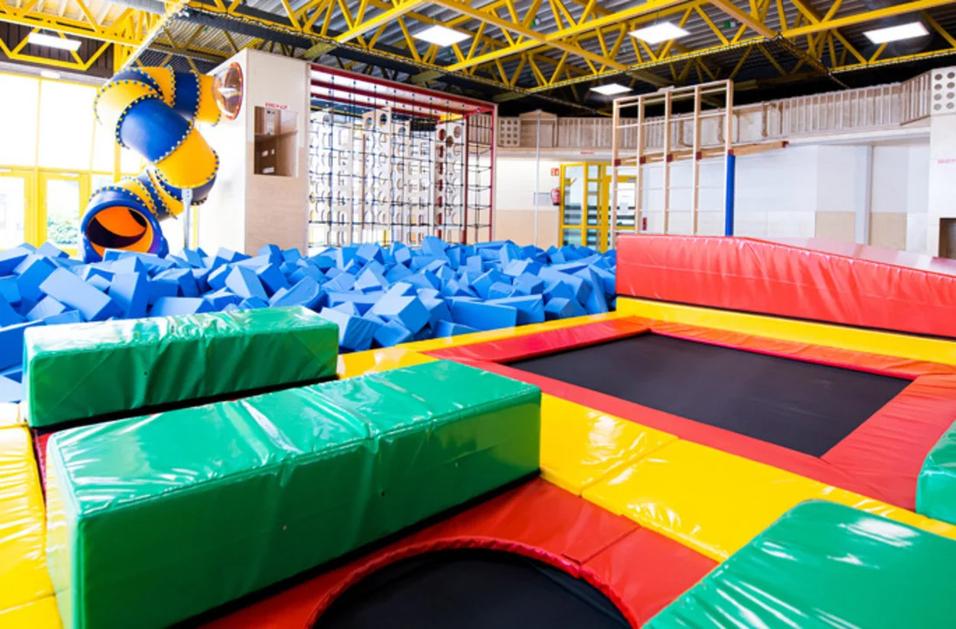 FlipHop mit Sprunggrube, Rutsche, Trampolinen