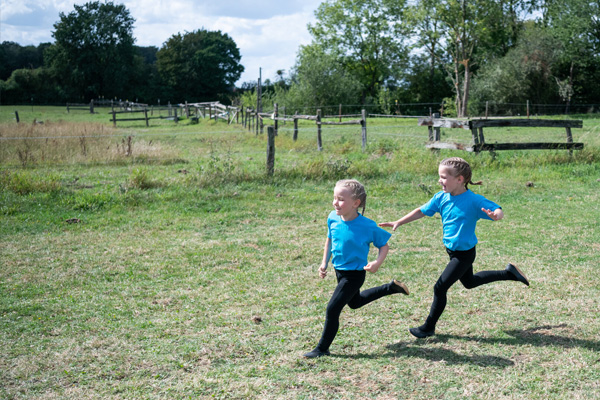 2 Mädchen rennen in der Natur: © LSB NRW/Mark Hermenau