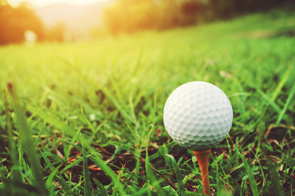Golfball auf Wiese: © Stock.adobe.com/makibestphoto