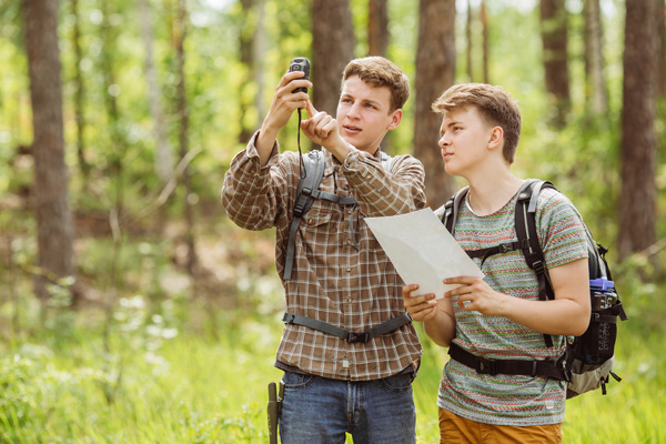 2 Jungen im Wald mit GPS Gerät: © Stock.adobe.com/kaninstudio