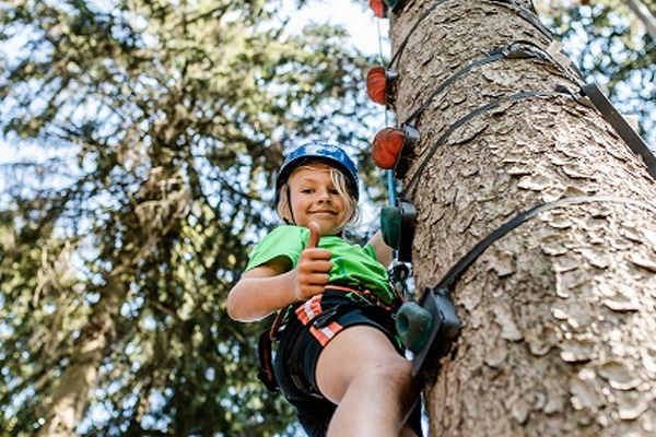 Mädchen erklimmt Monkey Tree: © Thomas Bocian Fotografie (Liste)